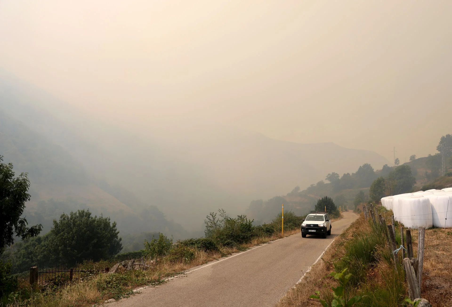 La densa capa de humo provocada por el incendio en Genestoso.