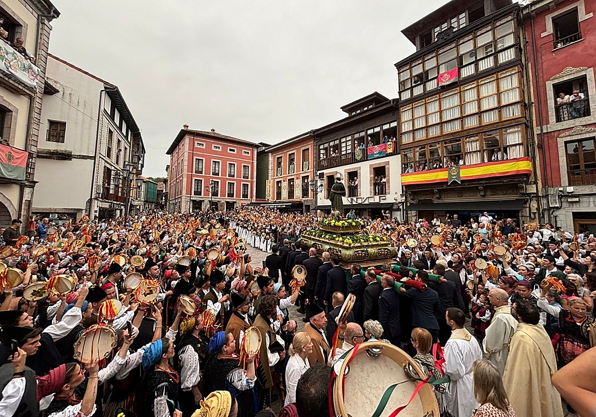 Entrada del santo en la plaza de Parres Sobrino.