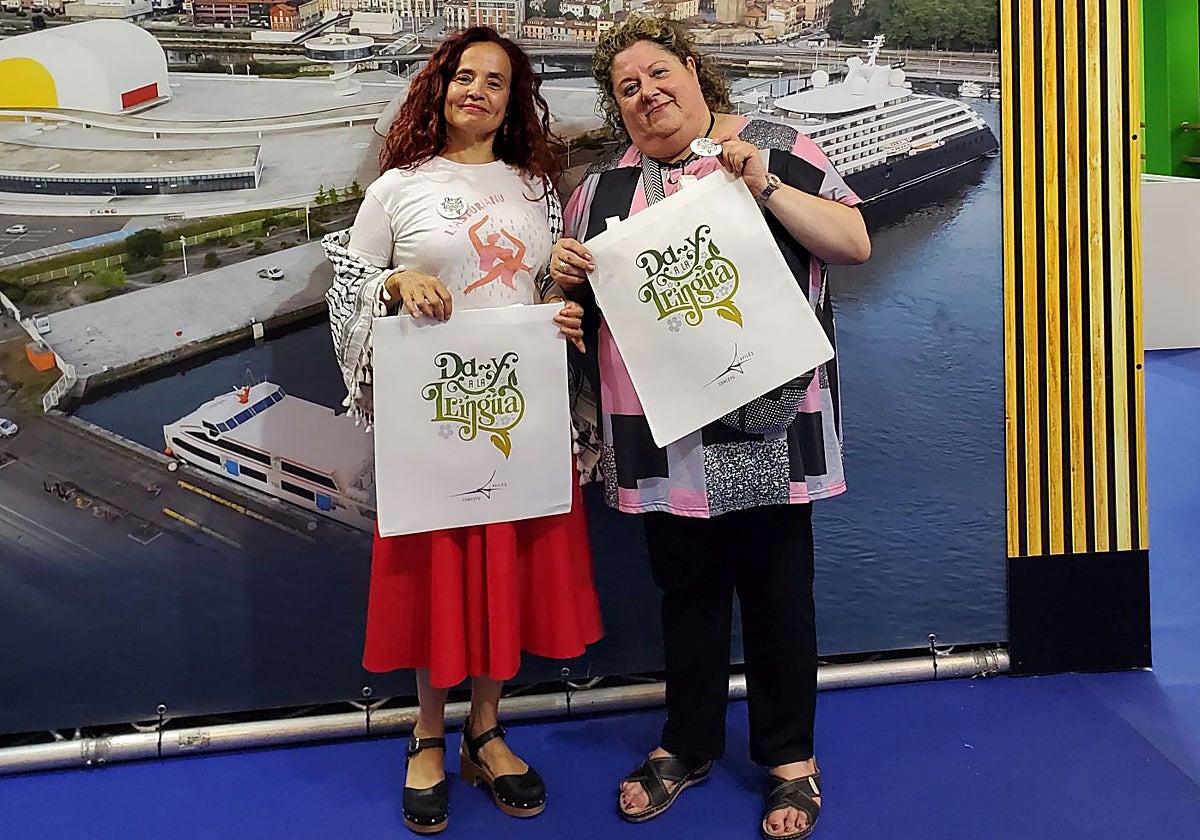 La concejala de Normalización Llingüística, Ana Solís, y la responsable de la Estaya de la Llingua d'Avilés, Montserrat Machicado, presentaron la programación en la Feria de Muestras.