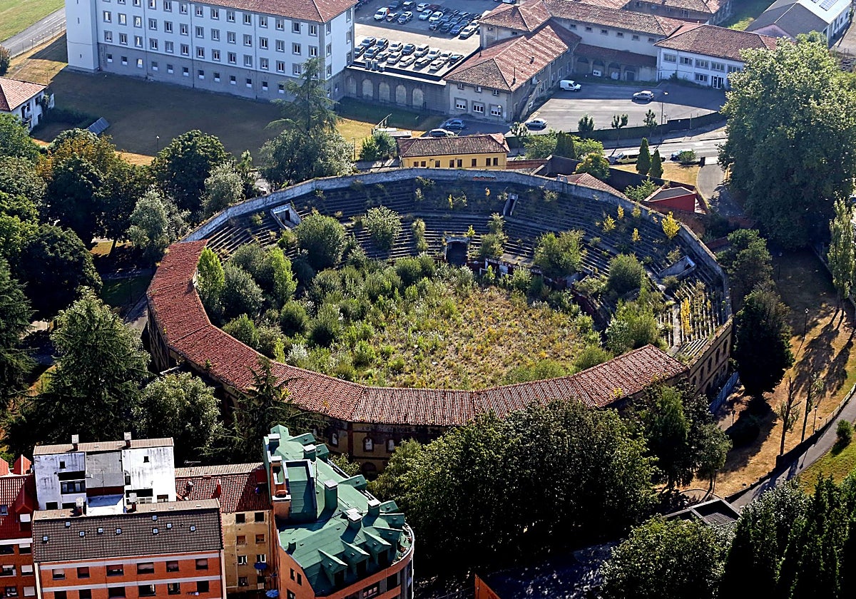La plaza de toros de Buenavista, cerrada por su avanzado estado de ruina, comida por la maleza a la espera de su gran rehabilitación.