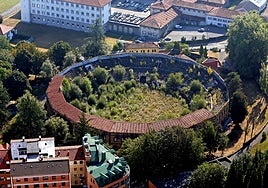 La plaza de toros de Buenavista, cerrada por su avanzado estado de ruina, comida por la maleza a la espera de su gran rehabilitación.