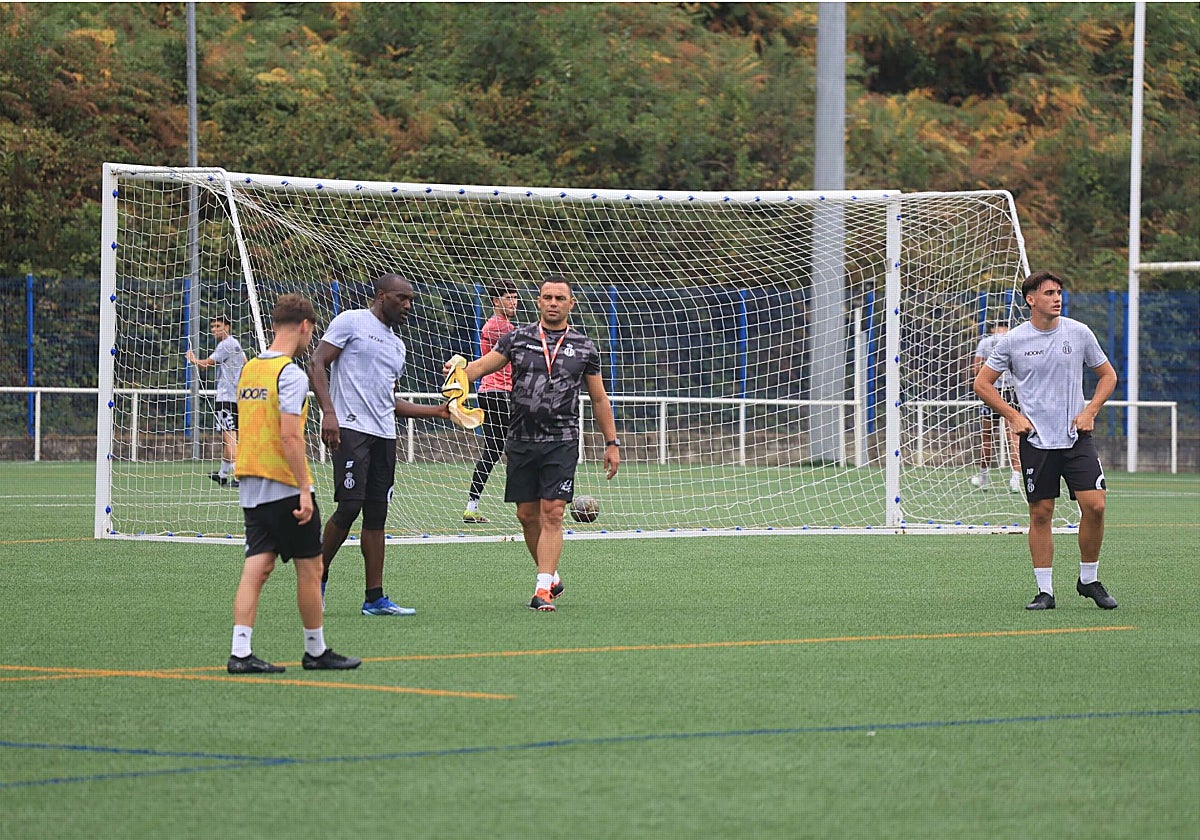 Entrenamiento del Real Avilés en La Toba a las órdenes de Geni.