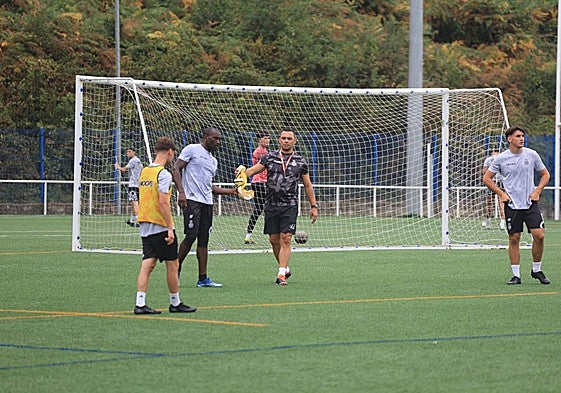 Entrenamiento del Real Avilés en La Toba a las órdenes de Geni.