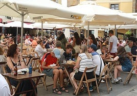 Ambiente en las terrazas hosteleras de la plaza del Marqués, en Gijón, este sábado.