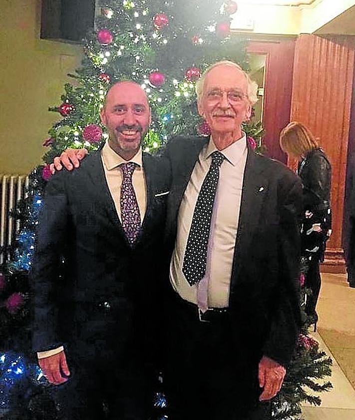 Imagen secundaria 2 - Sus padres, Ricardo y María del Carmen. Junto a Alicia, de espaldas al Mediterráneo. Con Jaime Martínez, en el Teatro Campoamor. 