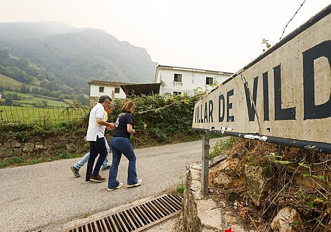 El alcalde de Somiedo, Belarmino Fernández; el consejero de Movilidad, Medio Ambiente y Gestión de Emergencias, Alejandro Calvo; y la delegada del Gobierno, Adriana Lastra, en Villar de Vildas.