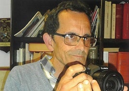 Nacho Muñiz con su inseparable cámara de fotos.