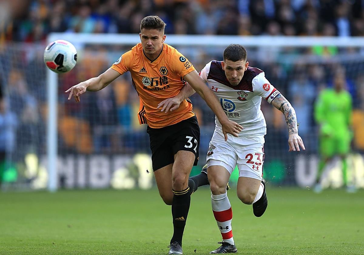 Dendoncker, en un partido con el Wolverhampton, pelea con un futbolista del Southampton.