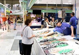 Clientes en el mercado ovetense de El Fontán.
