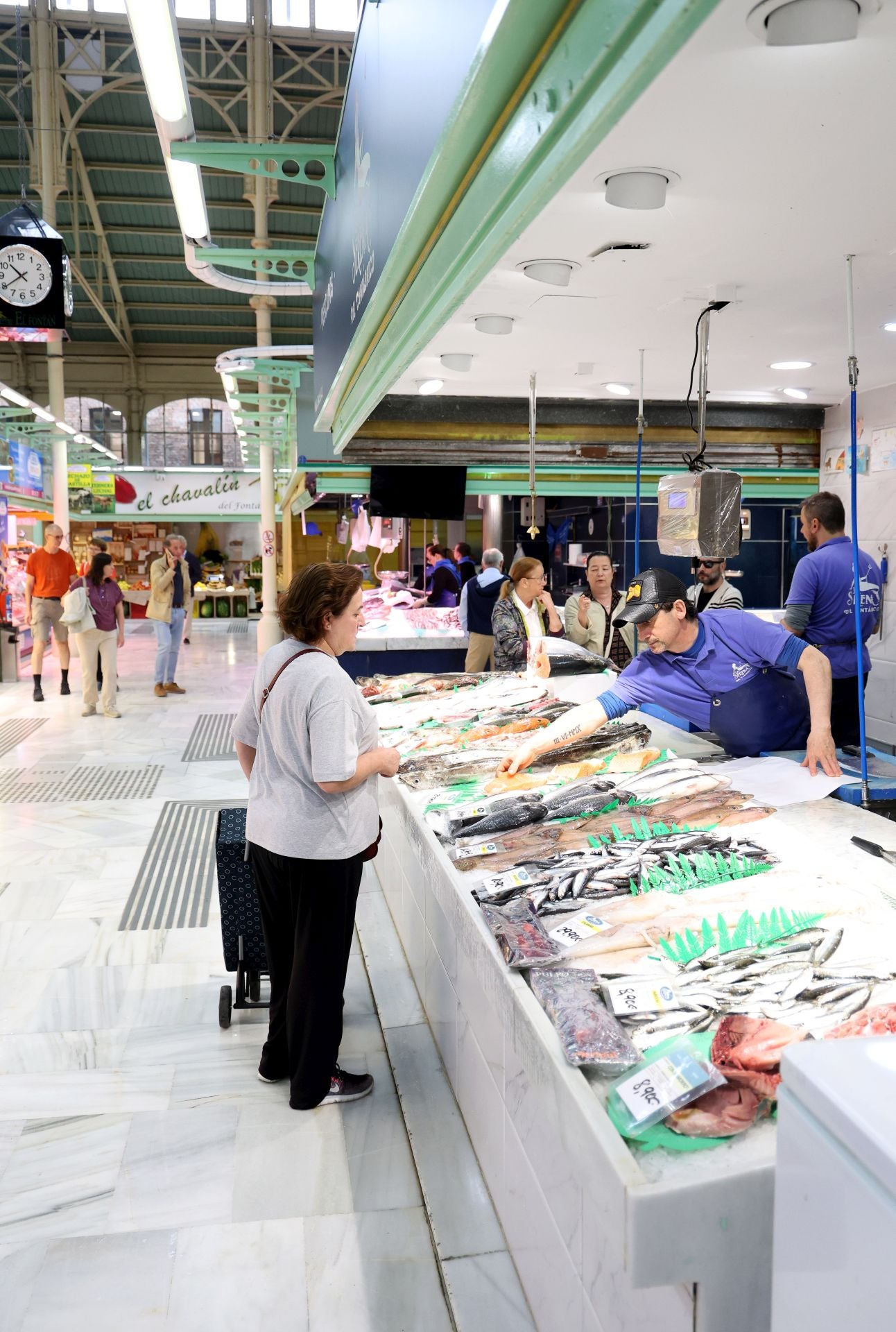 Clientes en el mercado ovetense de El Fontán.