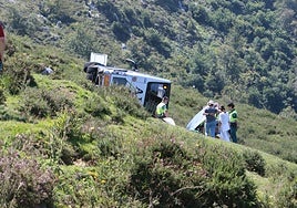 Agentes revisan el autobús volcado el 31 de julio de 2023.