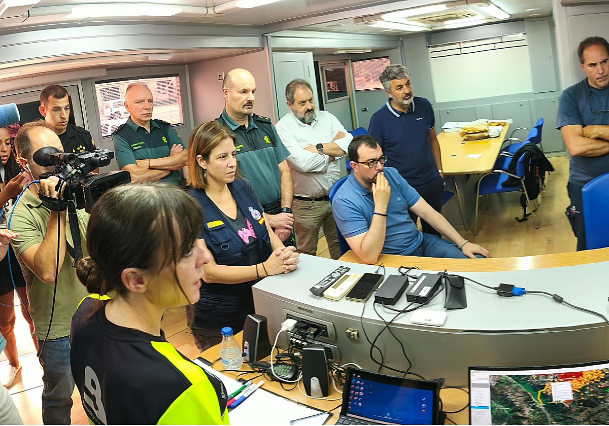 Adrián Barbón, en el Puesto de Mando Avanzado (PMA) habilitados en Cangas del Narcea.