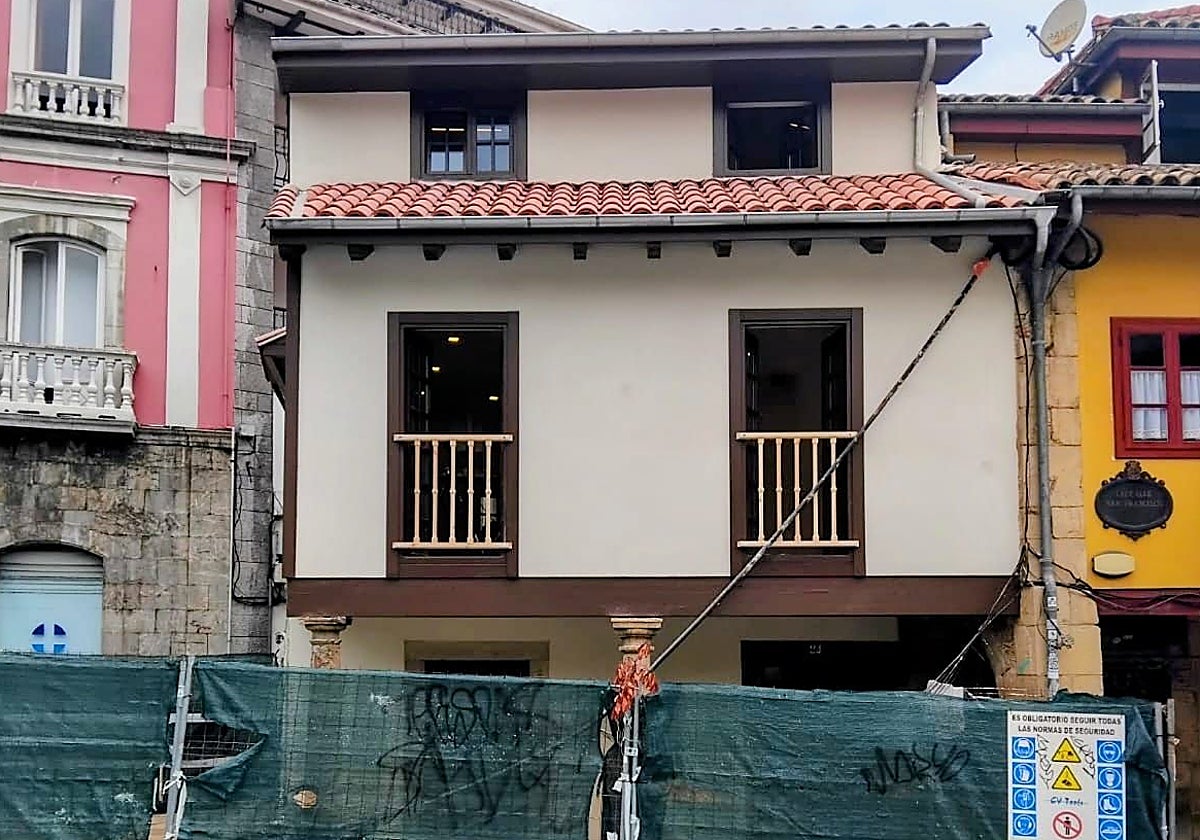 El edificio ya está construido y rematado a falta de retirar las vallas.