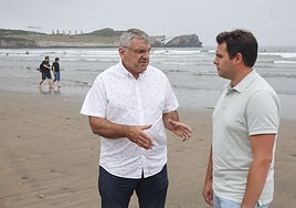 El investigador Jesús Ángel García conversa con Aitor Marqués en el arenal de Salinas.