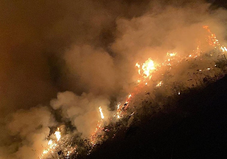 Imágenes del incendio de Genestoso, en Cangas del Narcea..
