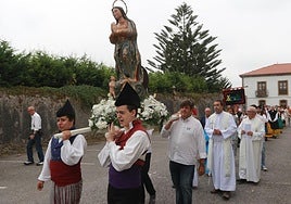 Procesión de la imagen de Nuestra Señora de Contrueces, este domingo, en el Santuario gijonés.