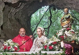 Misa en la cueva de San Pedrín.