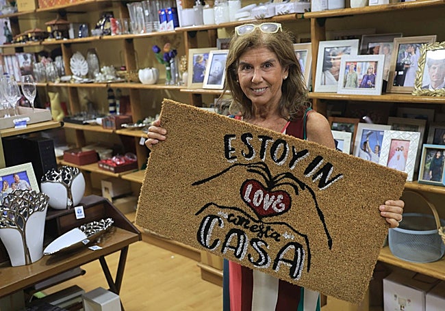 Margaret Arias es una de las dueñas de de La Economía, una de las tiendas de Avilés que está en auge dentro del sector de la decoración y las reformas.