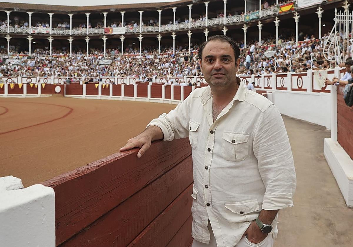 El empresario taurino Carlos Zúñiga, en la plaza de toros de Gijón durante la Feria de Begoña de 2025.