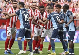 Pablo Vázquez, en la izquierda de la imagen, se trata de deshacer de la marca de Ruben Alves, en un saque de esquina.