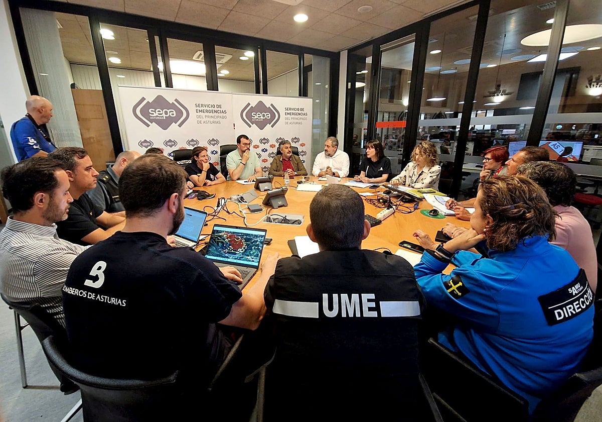 Adrián Barbón, Adriana Lastra y Alejandro Calvo, en la reunión del Centro de Coordinación Operativa Integrado (Cecopi).