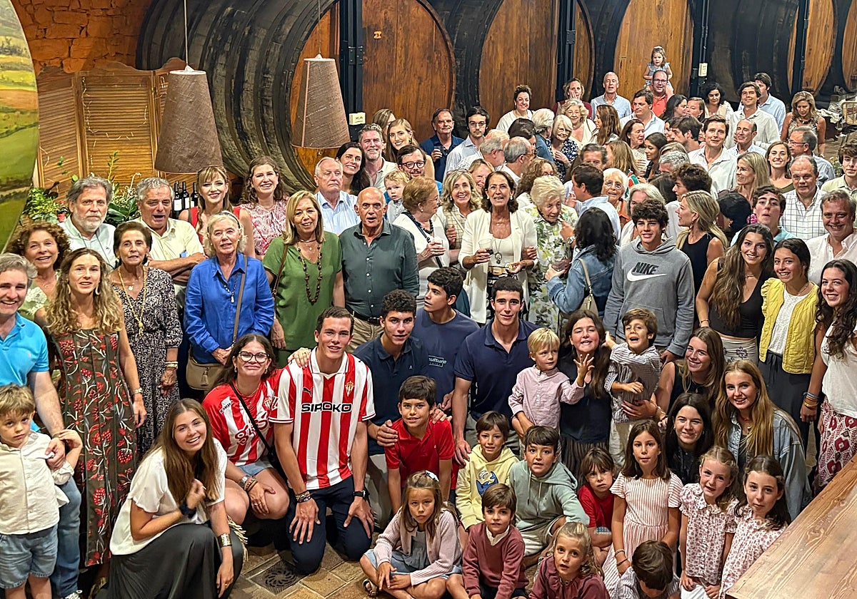 Foto de familia de 117 descendientes de Jovellanos en el llagar El Trole.