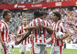Los jugadores del Sporting celebran uno de los dos goles del equipo.