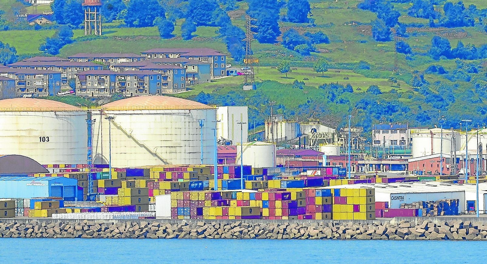 Contenedores almacenados en las instalaciones de El Musel.