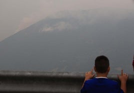 Un niño observa el incendio de Genestoso, en Cangas del Narcea.