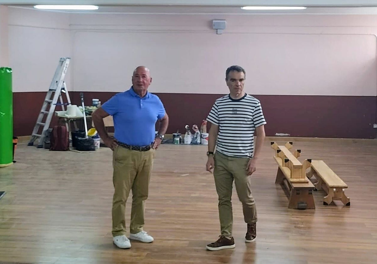 El edil de Educación, José Luis Montes; y el alcalde Iván Fernández visitaron los trabajos.