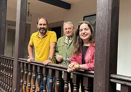 El alcalde David Álvarez, el pregonero Jacinto Insunza y la concejala de Festejos, Carolina Fernández, este lunes en el ayuntamiento de Pravia.