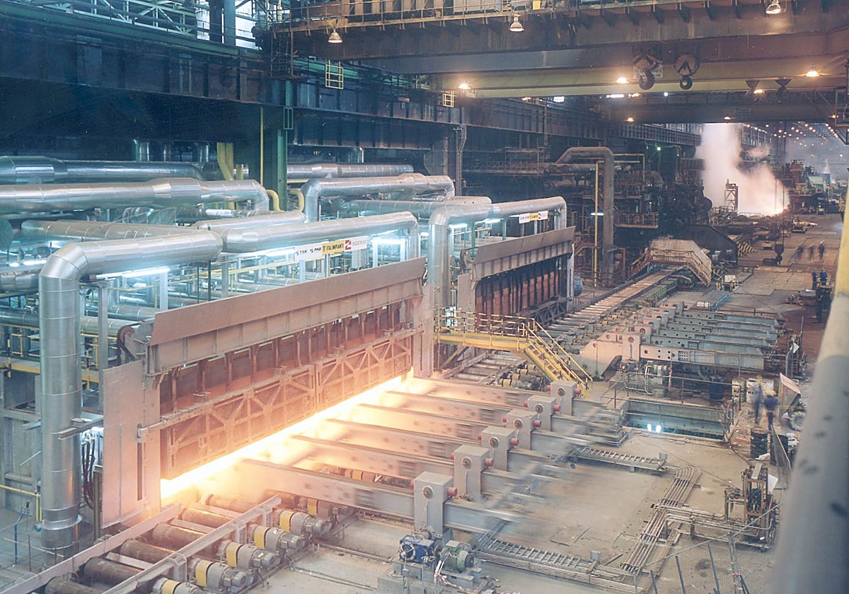Imagen de archivo de los hornos de precalentamiento y del tren de bandas en caliente de Avilés.