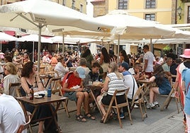 Decenas de personas consumen en las terrazas hosteleras de la plaza del Marqués, el pasado fin de semana.