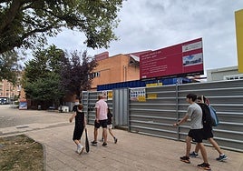 Vallas de seguridad en torno a los terrenos sobre los que se está construyendo la escuela infantil.