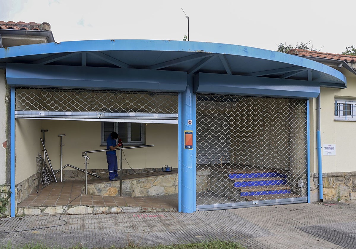 Trabajos de desmontaje previos a la demolición del viejo consultorio.