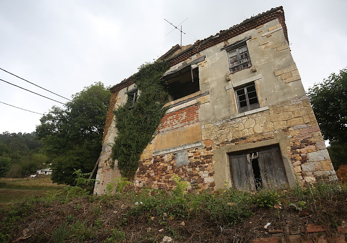 La casa rectoral del Naranco, propiedad del Arzobispado de Oviedo, en muy mal estado de conservación.