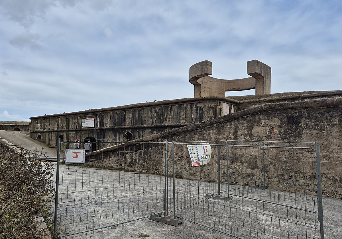 El acceso al Elogio del Horizonte, cerrado por obras.