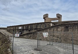 El acceso al Elogio del Horizonte, cerrado por obras.