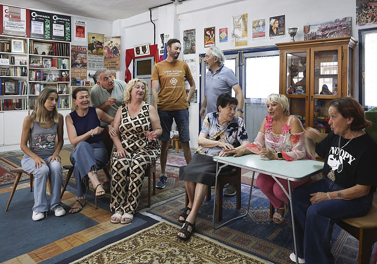 Los integrantes de la Compañía Asturiana de Comedias preparan la función de hoy en su local de ensayo.