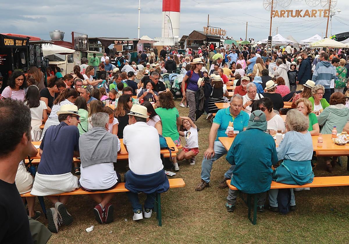 Asistentes a una pasada edición del festival de comida en la calle Fartukarte.