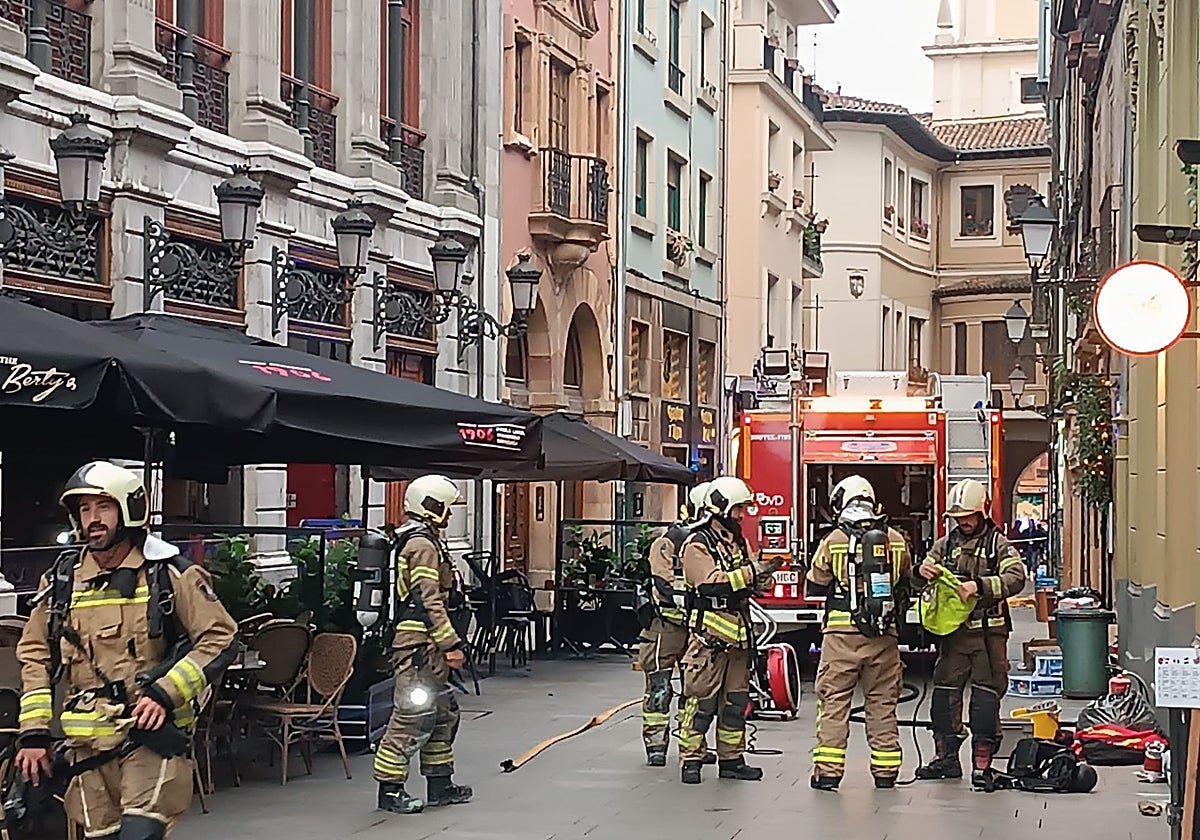 Un instante de la intervención en la calle Cimadevilla.