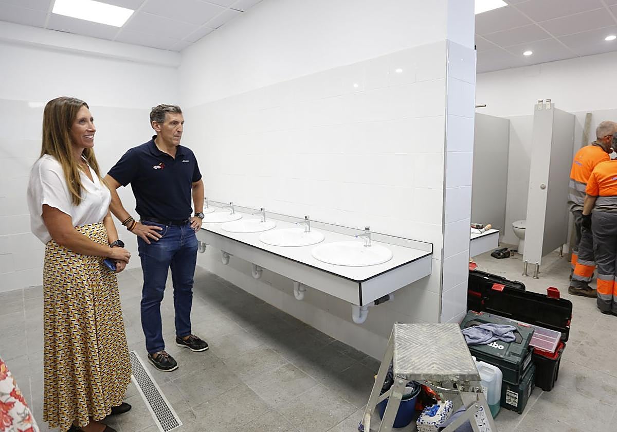 La vicealcaldesa Ángela Pumariega y el concejal de Deportes y Educación Jorge Pañeda, este martes, en el nuevo aseo de la tribuna oeste del Complejo Deportivo de Las Mestas.