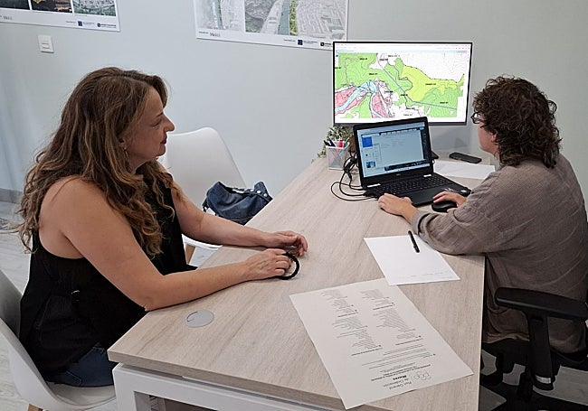 La mierense Ana González consulta sus dudas con la técnica Julia Llerandi.