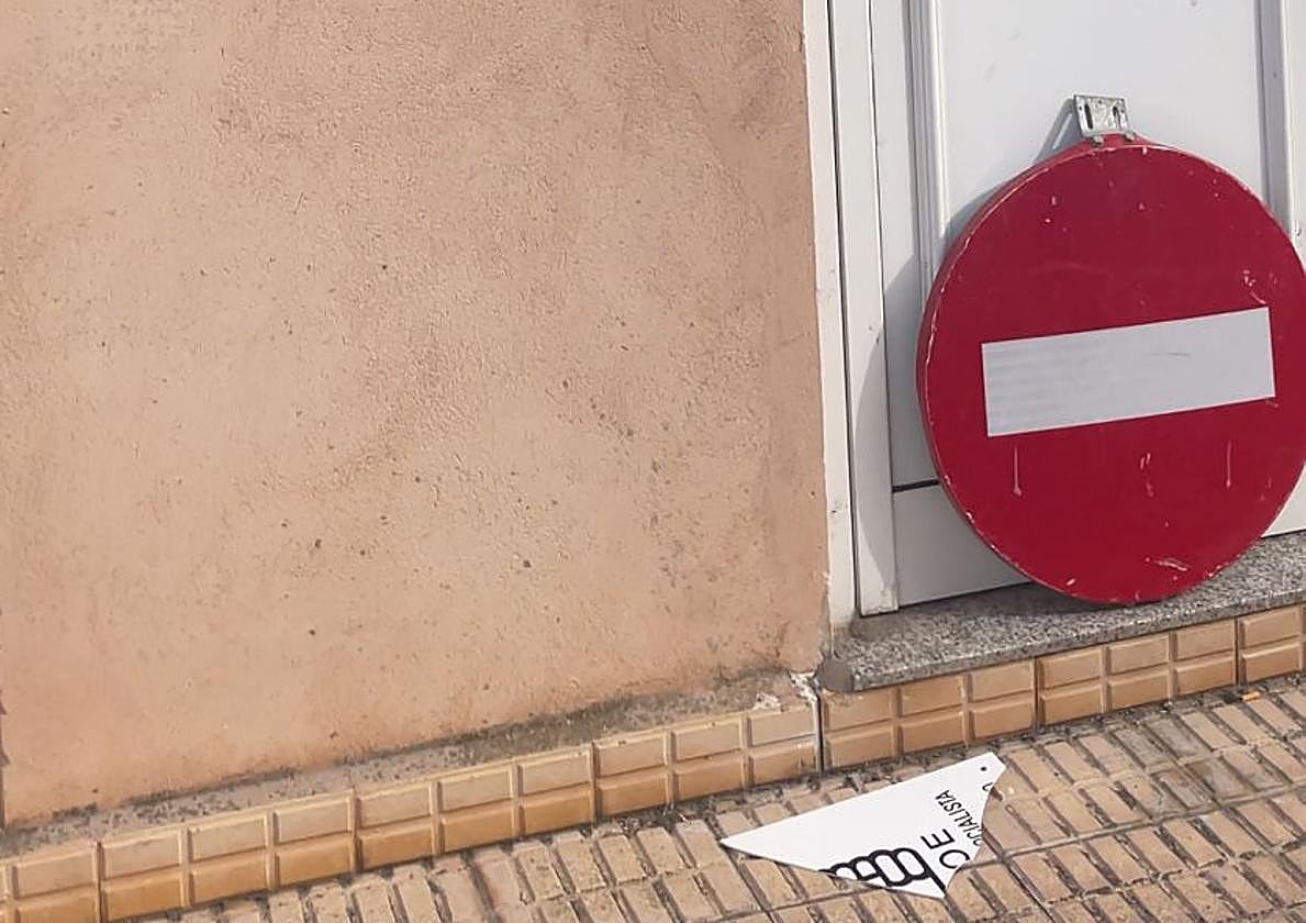 El cartel de la Agrupación Socialista, arrancado de la fachada.