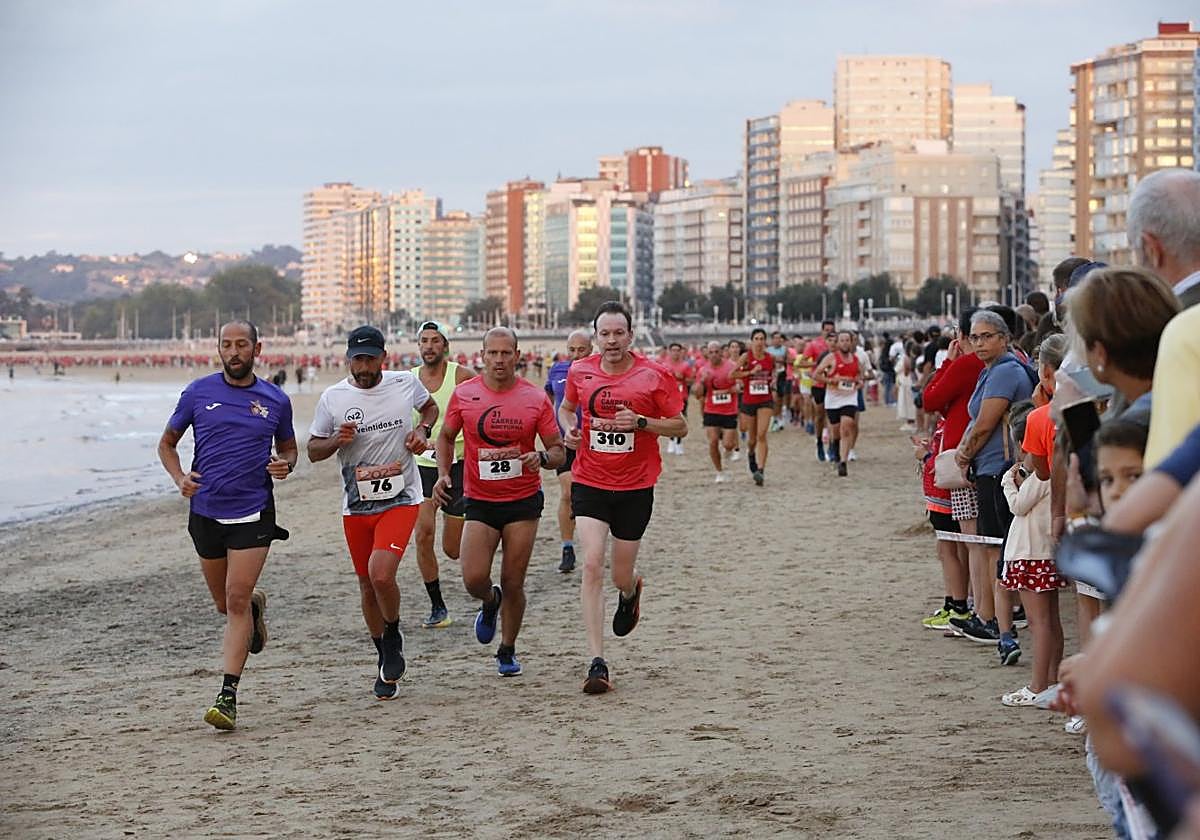 La carrera por la Playa de San Lorenzo despertó una gran expectación de participantes y de público.