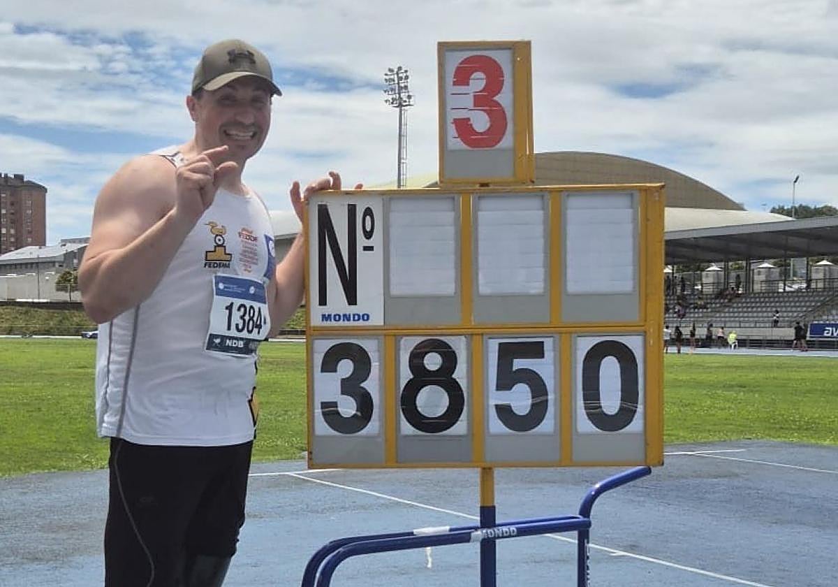 David Fernández posa con la marca conseguida en Avilés en lanzamiento de disco.