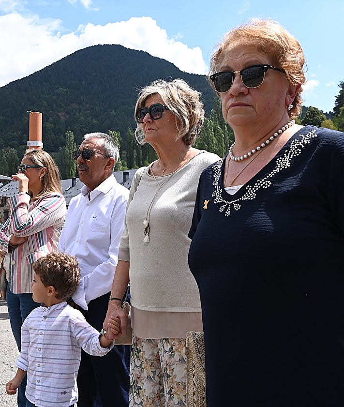 Imagen secundaria 2 - María Ángeles Perera, en primer término, a la derecha, junto a los familiares de José Ángel, la otra víctima de ETA en el atentado de agosto de 2000. Arriba, ofrenda floral y María Ángeles ante los retratos de los fallecidos y las flores depositadas en su memoria.