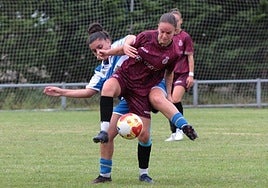 Marina aguanta un balón en el amistoso frente al Deportivo B esta pretemporada.
