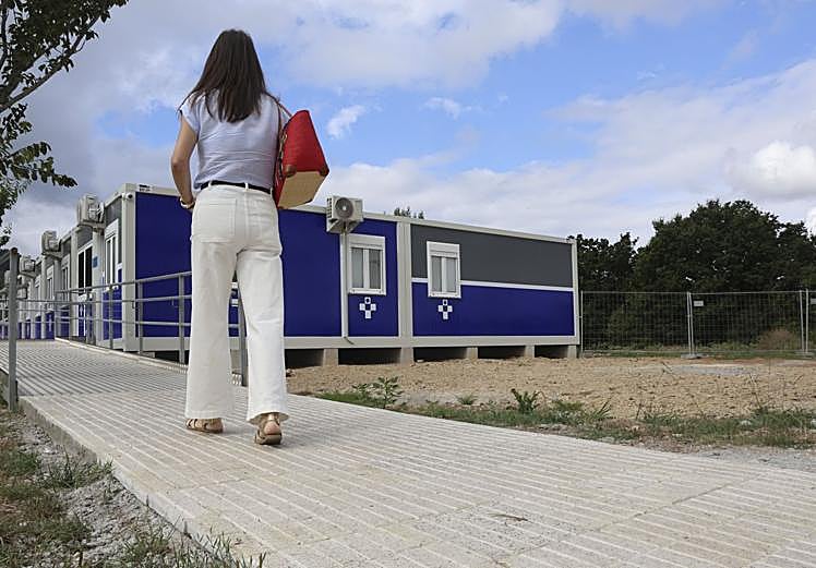 Rampa que da acceso al edificio modular que albergará el consultorio de La Camocha hasta que se construya el nuevo centro de salud.