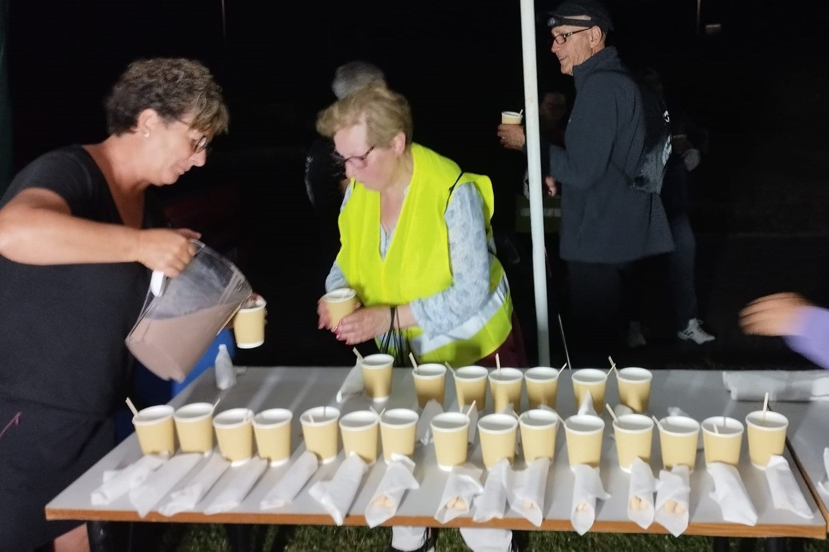 El chocolate a la taza es el ritual anual que se realiza tras la ruta nocturna y que siempre triunfa.